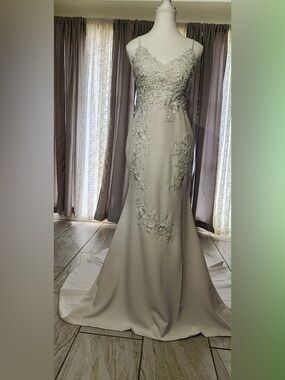 Hebeos Ivory Lace-Appliqué Spaghetti Strap Wedding Gown